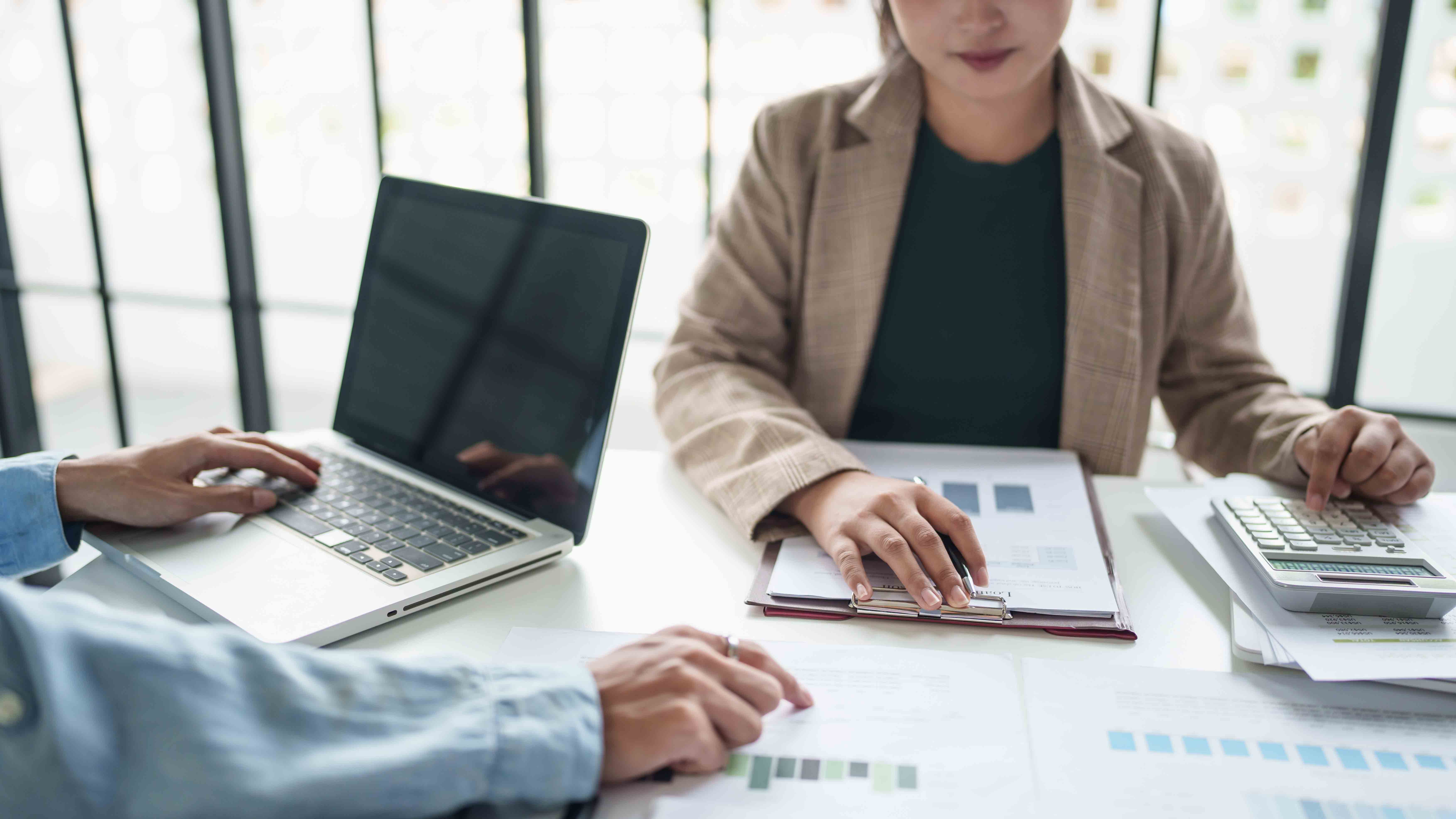 Cursisten oefenen tijdens de training Interne Auditor met auditgesprekken, rapportages en het verzamelen van bewijsmateriaal.